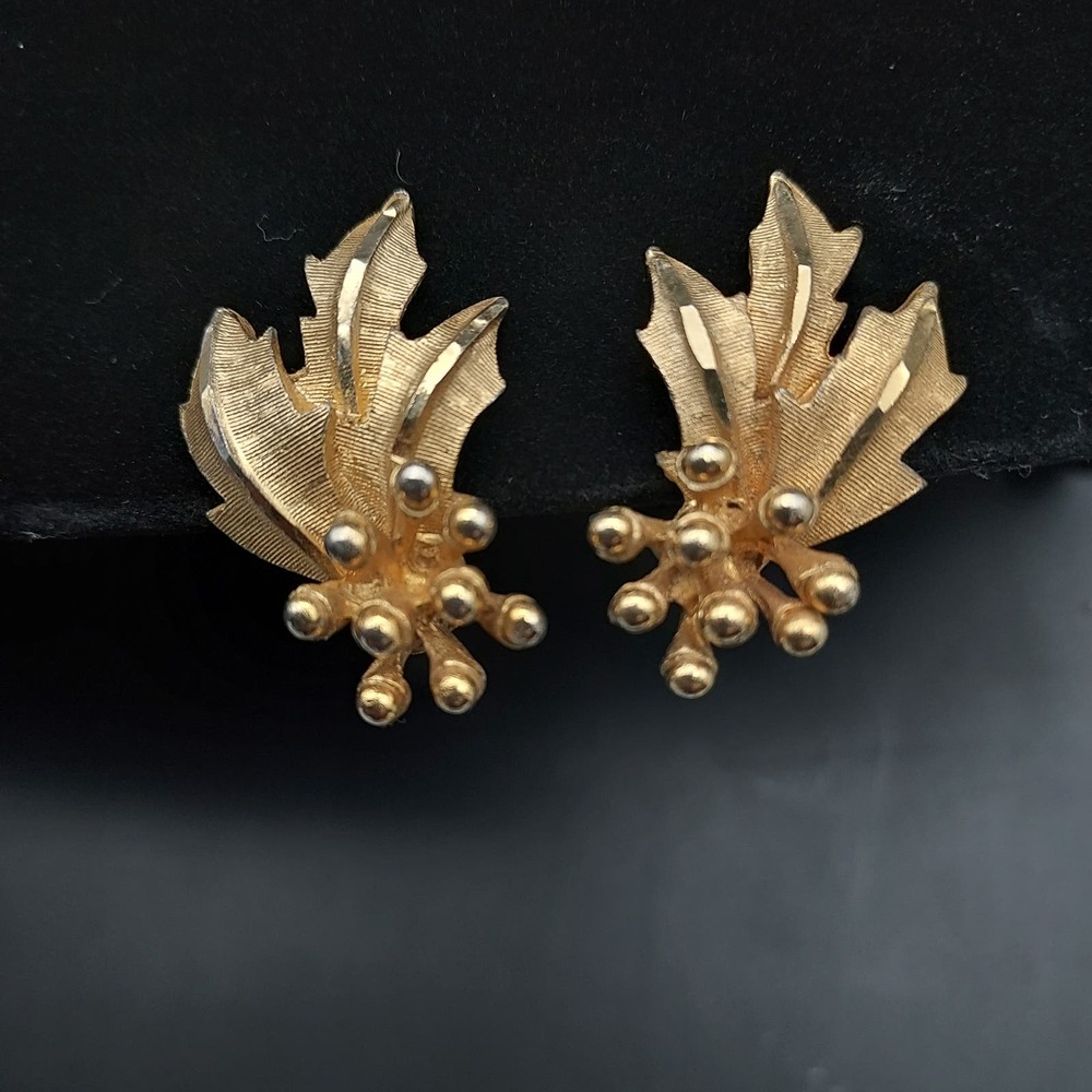 BSK Signed Clip On Earrings Gold Tone Holly Berry Leaves‎ Leaf Design Vintage